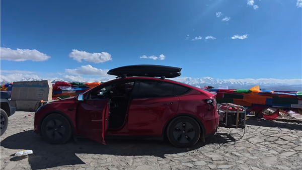 Chinese Tesla Owner's Innovative Journey to Mount Everest Showcases EV Adaptability