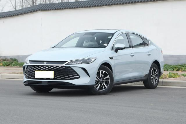 BYD Qin PLUS DM-i 2025 Hybrid Sedan