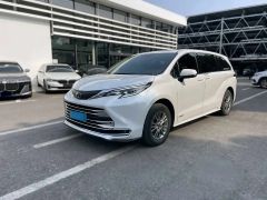 Toyota Sienna White 2023