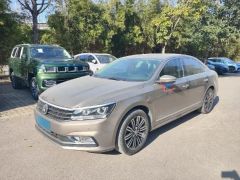 Volkswagen Passat Yellow 2017