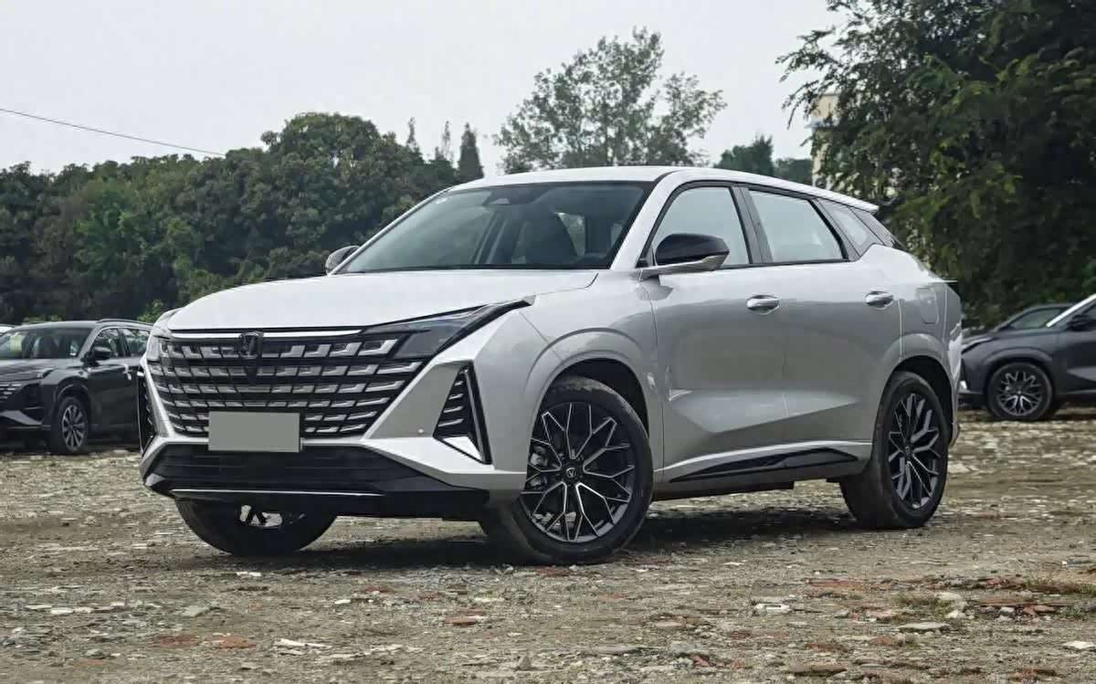 Budget-Friendly Chinese Hybrid SUV Showdown: Changan UNI-Z vs Geely Galaxy L7