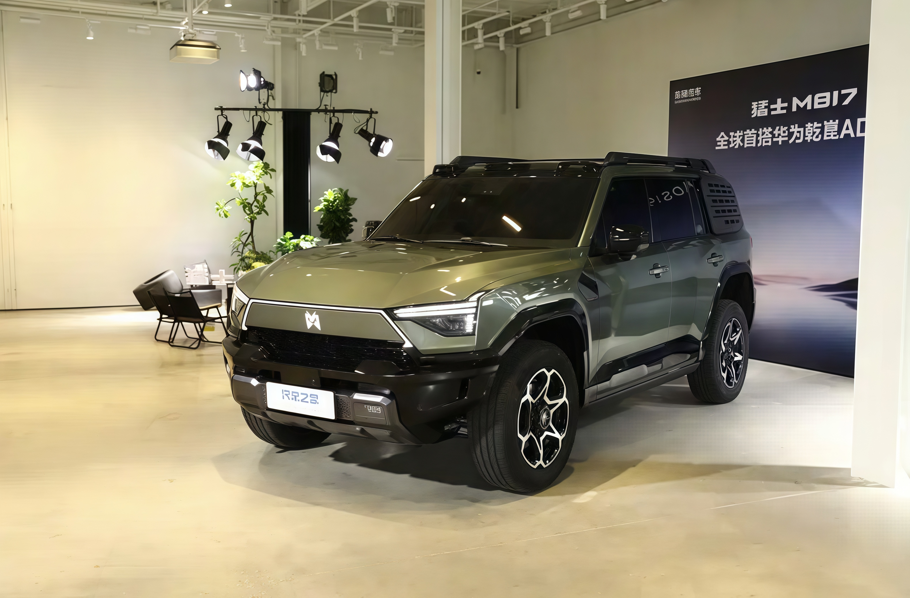 Dongfeng Mengshi MHero M817 Off-Road SUV Debuts at Shanghai Auto Show
